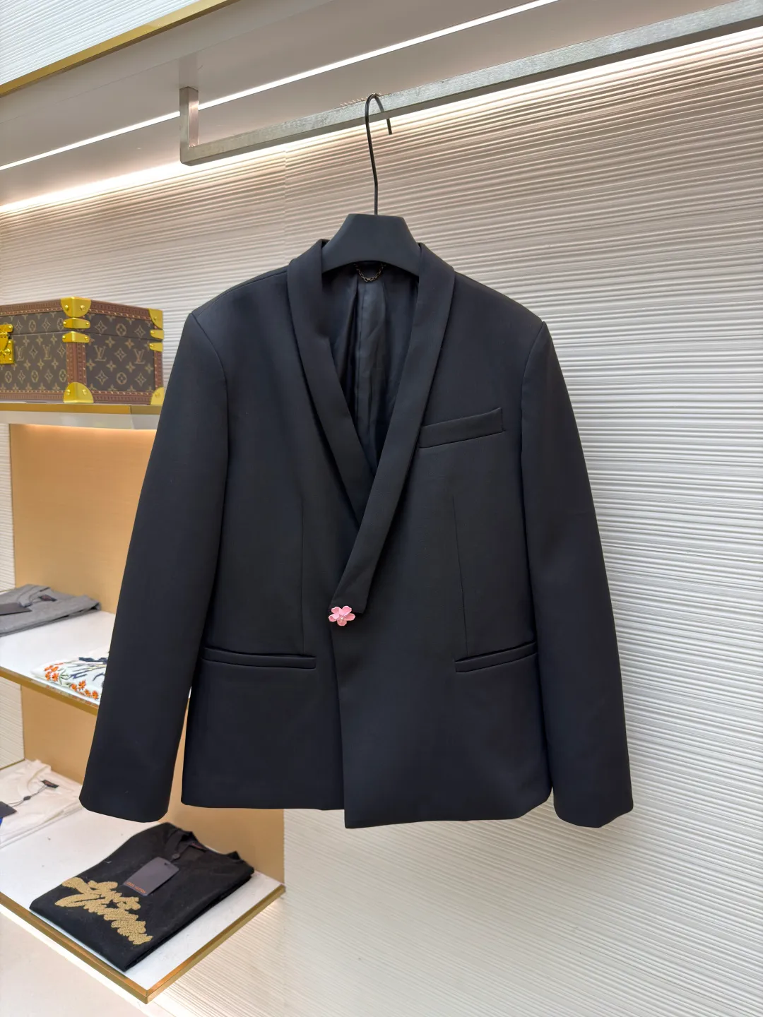LOUIS VUITTON pink flower suit ●Original version: 25,000 purchased and developed ●Item number: 1681732-B80 ●Fabric: cotton fabric ●Technology: made on positioning cutting machine ●Color: black ●Version: fitted version ●Weight: about 1165 grams ●Size: 46-48-50-52 ●Description: The fabric is made of the same ultra-high-count imported worsted wool blended nylon material as the original version. There is no color difference between the color and texture of the original version, presenting a high-end visual texture and comfortable touch. All auxiliary materials and hardware are custom-made from molds, which is extremely difficult and costly, just to ensure absolute restoration from the inside to the outside. The special-shaped tailoring of the neckline is restored with ingenuity, and the shoulder pads have been adjusted many times to perfect the original straight shoulder shape. 2,500 specially-made small back collar logos are used for high-density embroidery on the same fabric base. The Feidong logo is clear and delicate, highlighting the identity. The overall wiring is straight and delicate, the fabric is comfortable and soft, and the color is consistent without color difference. It can be matched with the same style to create a fashionable look and control various occasions. Customized accessories, complete with three standards, same style for men and women!